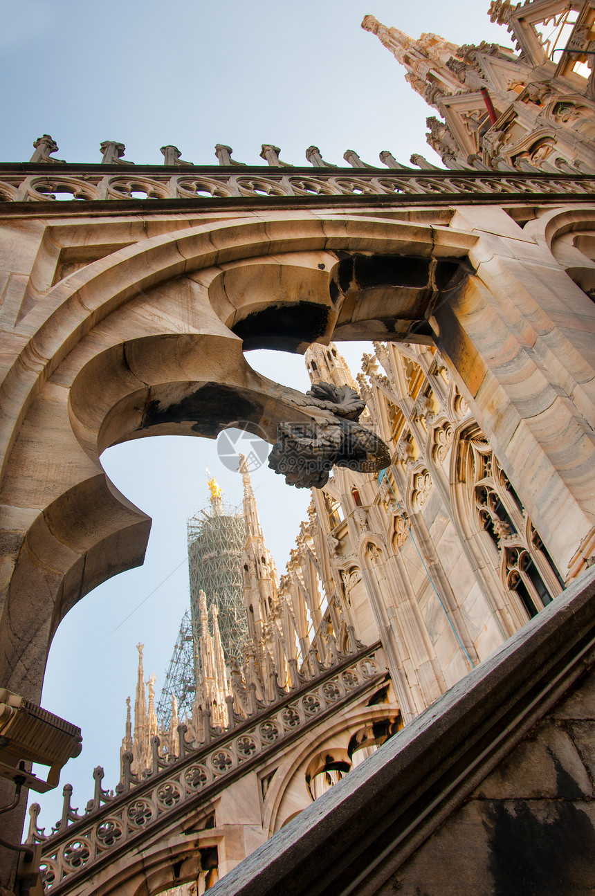 意大利Milan Duomo的详情古列雕塑全景教会艺术雕像大教堂历史建筑学石峰图片