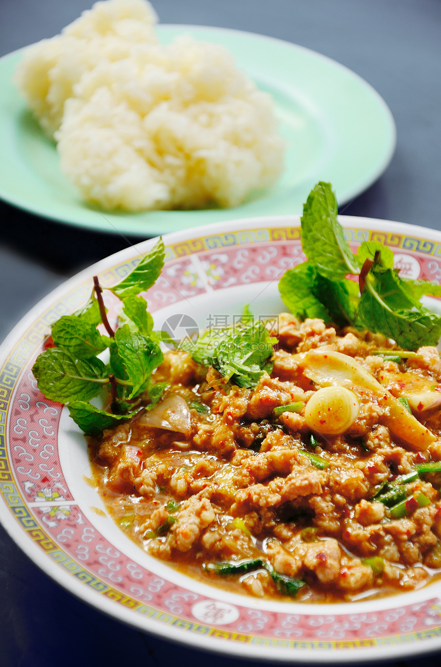 泰国式的辣味小猪肉餐厅盘子美食午餐沙拉营养食品烹饪猪肉文化图片