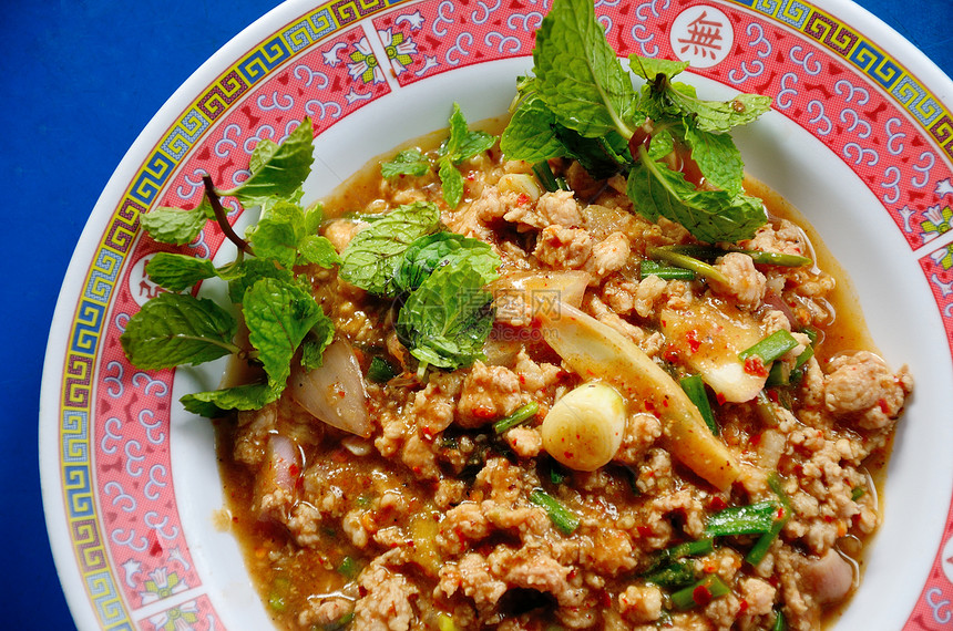 泰国式的辣味小猪肉盘子午餐蔬菜食物文化风格饮食胡椒餐厅烹饪图片