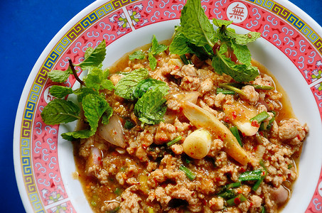 泰国式的辣味小猪肉盘子午餐蔬菜食物文化风格饮食胡椒餐厅烹饪背景图片