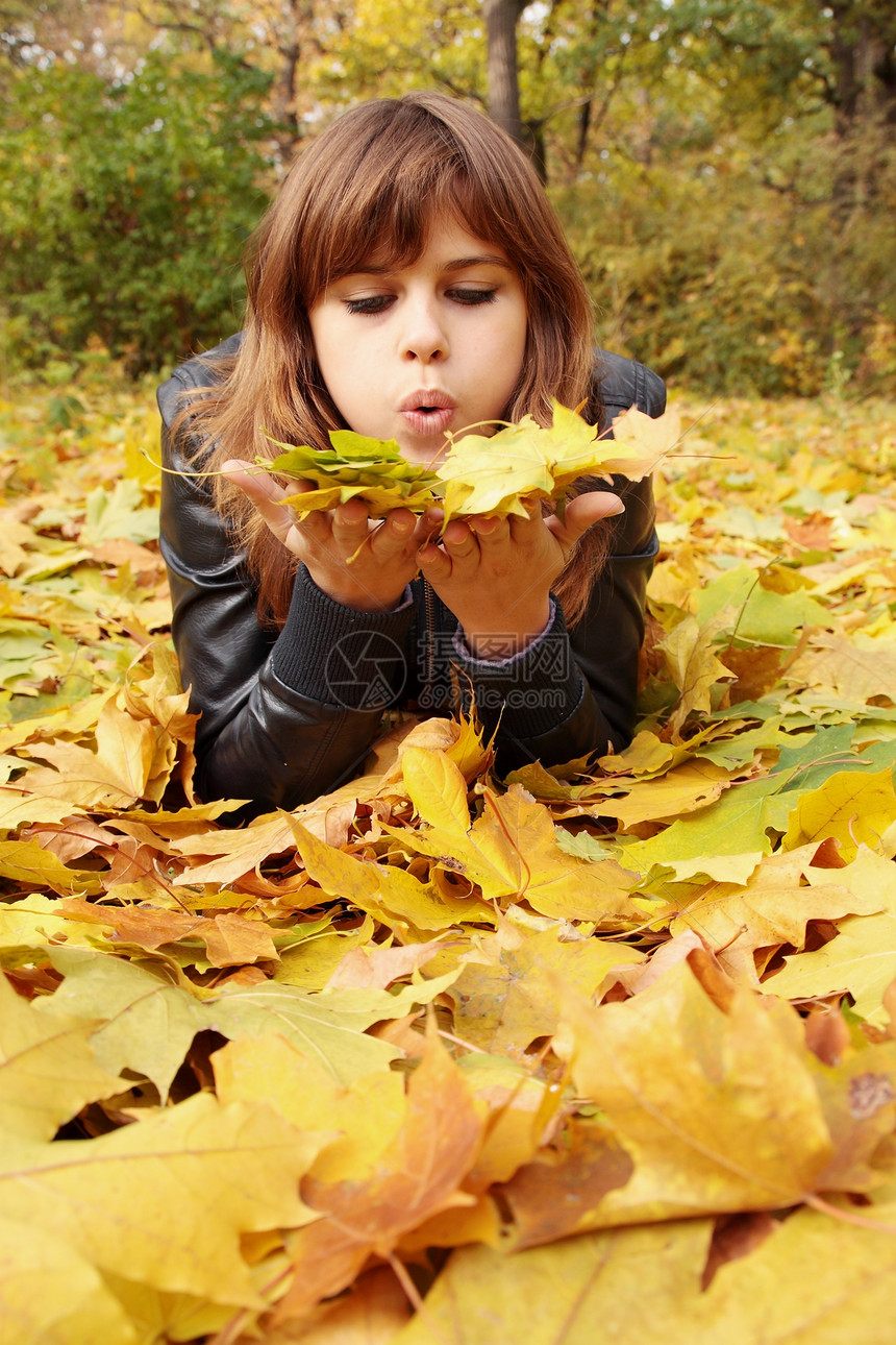 女孩吹着叶子图片
