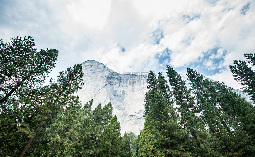 约塞米特人天空树木花岗岩风景瀑布红杉旅行地标圆顶山脉图片