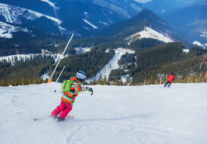 女孩在滑雪板上晴天运动季节背光越野运动员套装衣服娱乐滑雪者图片