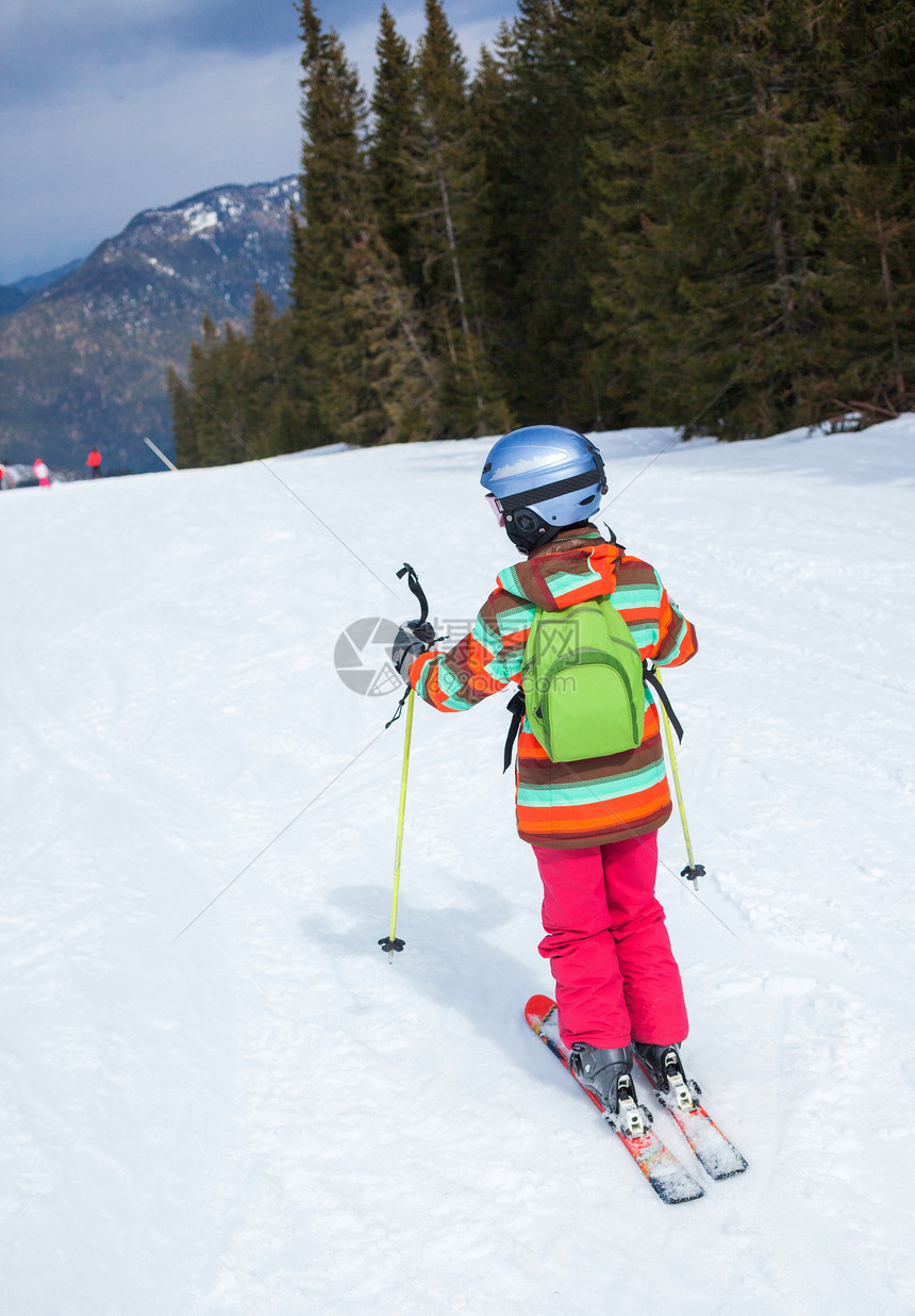 女孩在滑雪板上孩子们活动头盔运动员季节越野青年运动婴儿自由图片