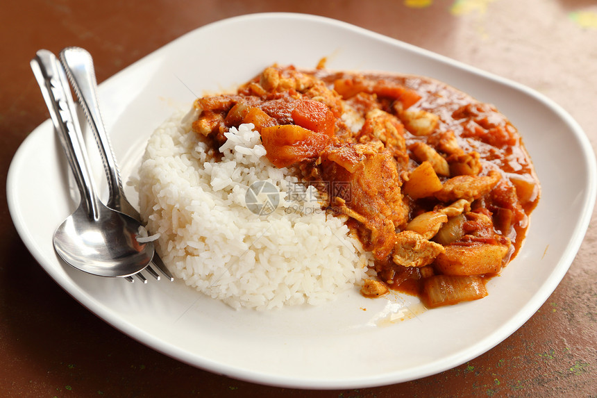 辣辣鸡咖喱和大米油炸桌子香菜勺子午餐家禽胡椒盘子花生食物图片