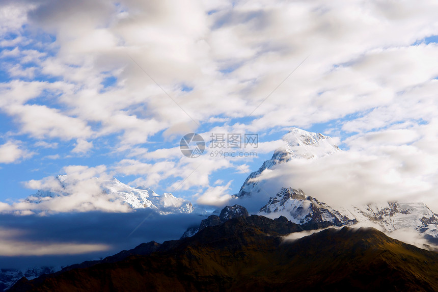 Annapurna山的景象 前往基地营地保护区冰川山腰顶峰风景农村蓝色环境天空高地辉光图片