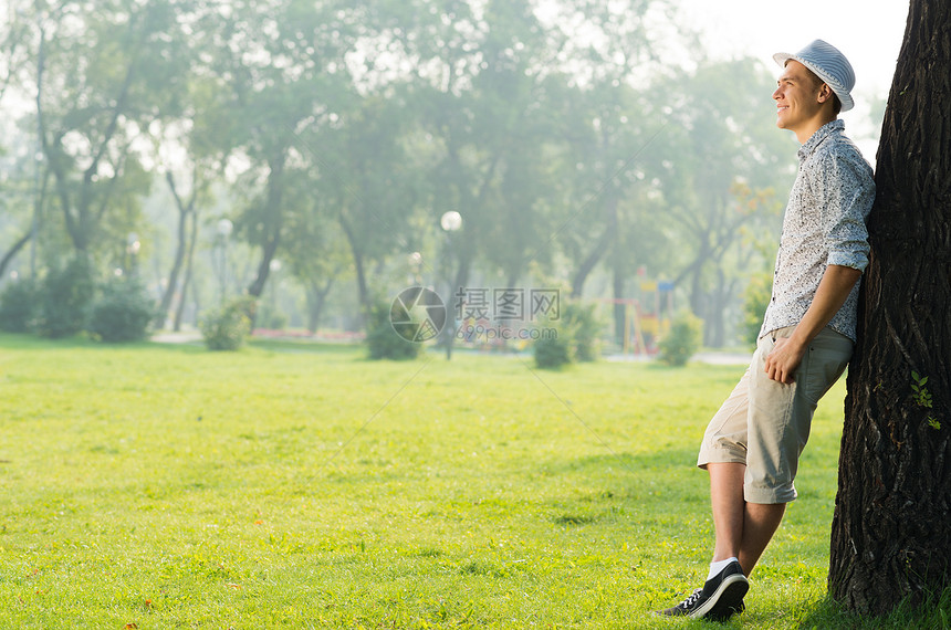 一位年轻人的肖像男性孤独沉思学生幸福思维叶子男人衬衫快乐图片