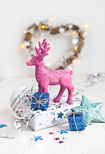 圣诞粉色RosaPink鹿 礼品盒和其他圣诞节装饰品背景