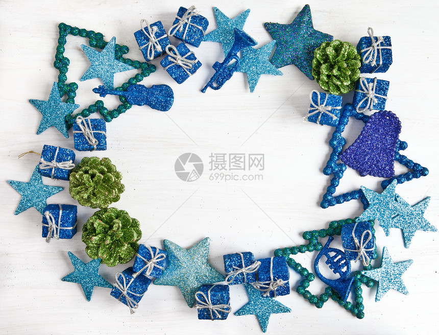 背景 有闪亮的圣诞节装饰绿色礼物礼品袋时候丝带星星星形条子蓝色小玩意儿图片