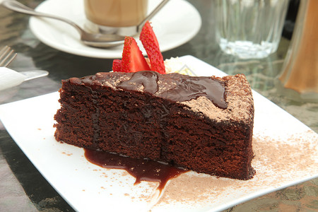 巧克力蛋糕服务美食工匠奶油鞭打食物灰尘蛋糕蛋糕片水果背景图片