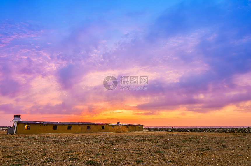 充满活力的日落红色假期黄色太阳建筑阳光天空紫色旅游乡村图片