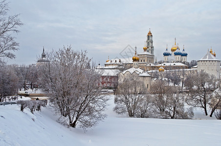 冬季圣三一塞尔吉乌斯拉夫拉钟楼历史天气建筑宗教圆顶信仰堡垒天炉文化背景