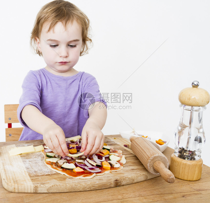 小女孩做新鲜比萨饼图片