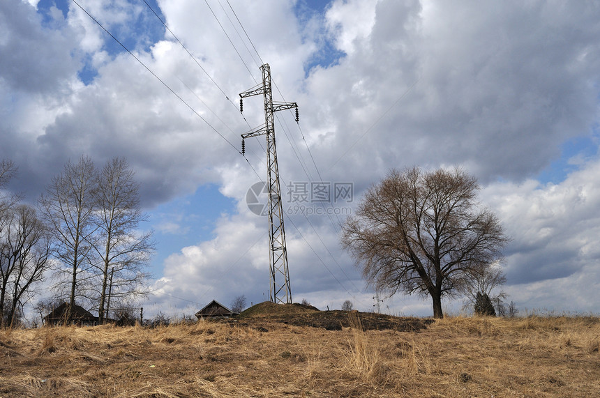 高压电源线有顶峰的地面景观图片