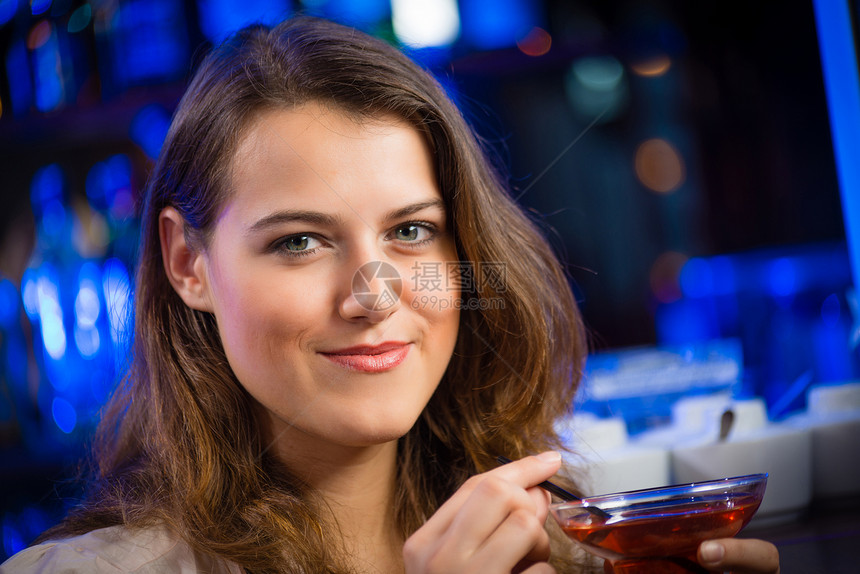 酒吧里的年轻女人女孩乐趣女性享受微笑成人闲暇派对夜生活酒精图片