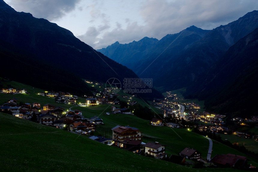 阿尔卑斯河谷高山旅行丘陵场景环境风景静默土地森林房屋图片