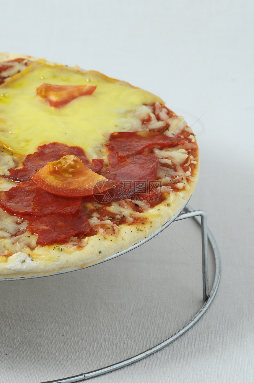 意大利比萨面团小吃食物披萨红色白色香肠圆形餐厅美食图片