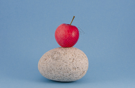 红新苹果和花岗岩石背景图片