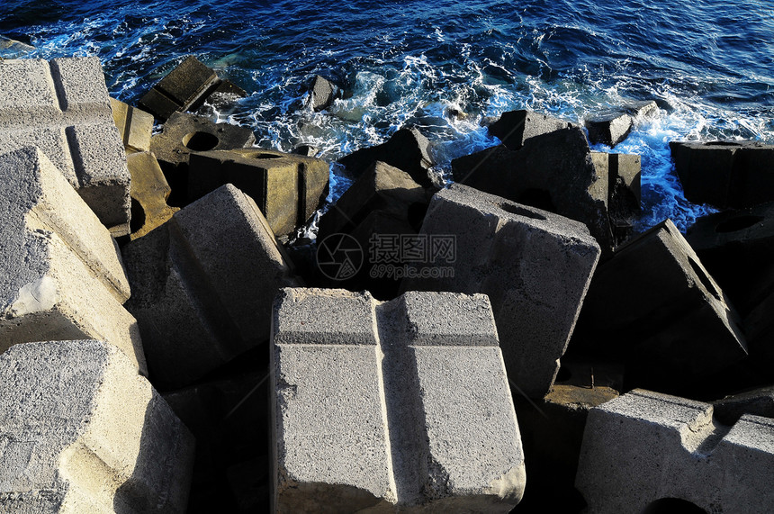 水泥破解水立方体蓝色风暴石头岩石海浪港口海岸码头日落安全图片