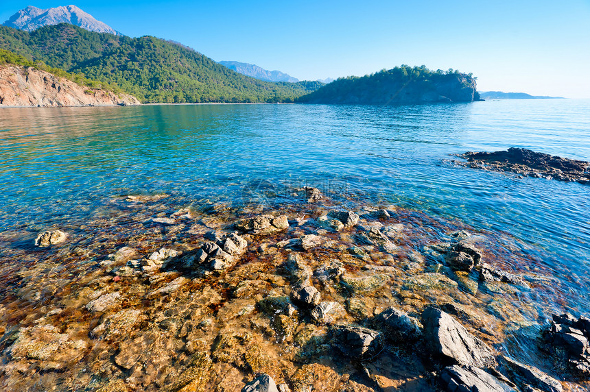 美丽的海景 海湾和绿色的山脉图片