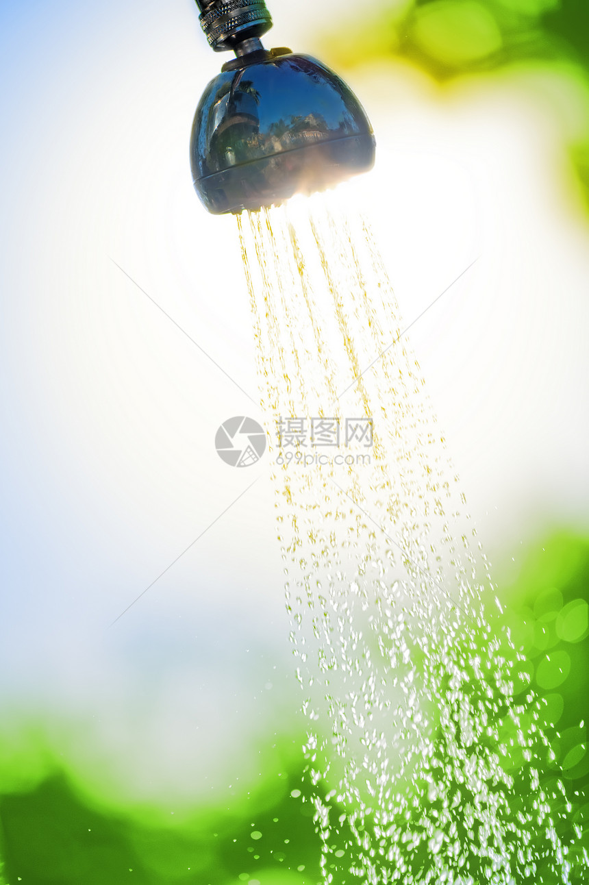 雨水从水中流出的泉水 能在太阳下阵雨图片