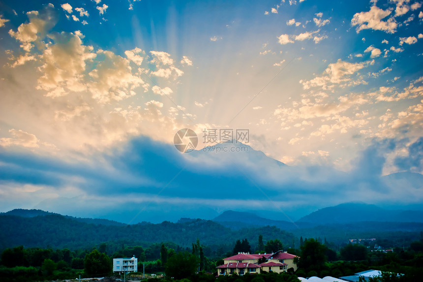 在高山上美丽的日落 以蓝色的蓝光照耀图片