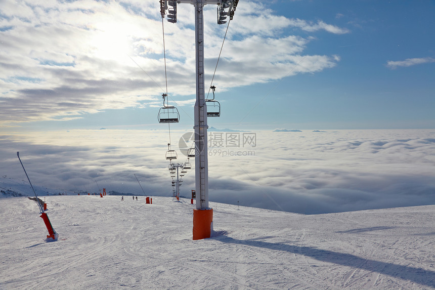 升起滑雪机天空运动缆车活动椅子电缆树木山脉森林升降椅图片