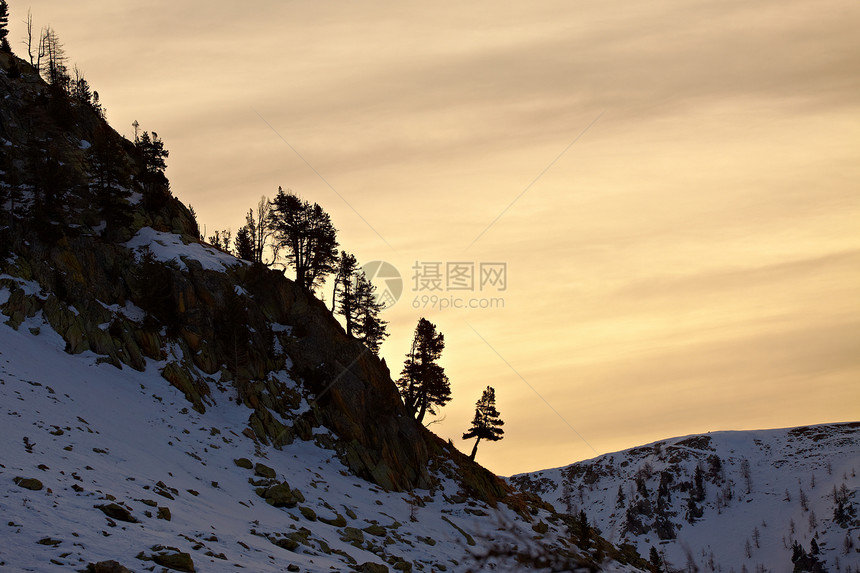 山山脉薄雾登山运动环境土地冻结假期远足全景地形图片