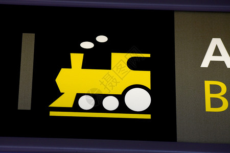 火车牌展示机车过境铁路运输中心车站平台基础设施民众背景图片