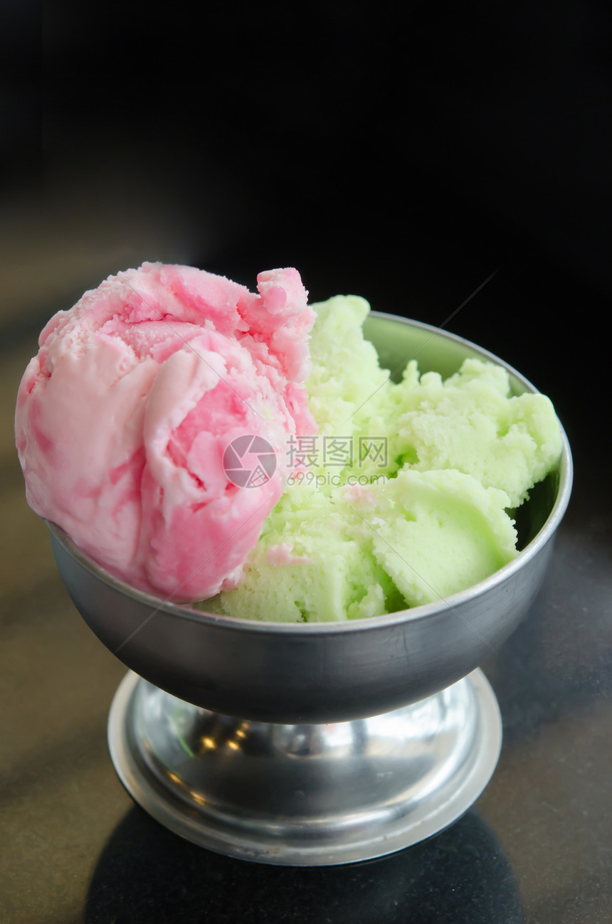 两色冰淇淋图片
