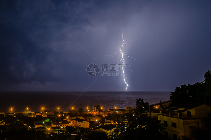 闪耀在海面上霹雳危险震惊天气雷雨海洋射线收费闪电全景图片