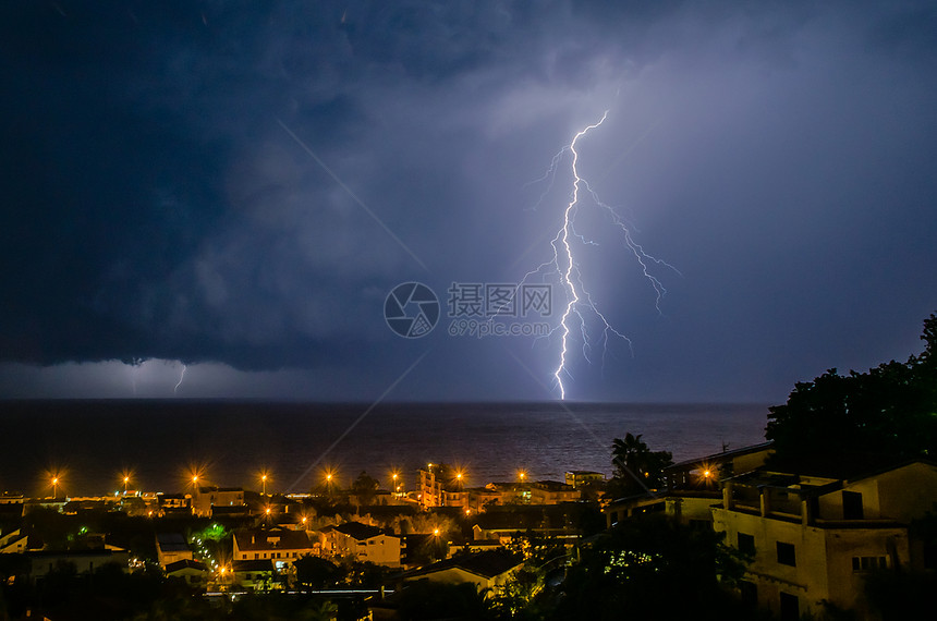 闪耀在海面上电气天气危险收费霹雳云景活力海洋海岸雷雨图片