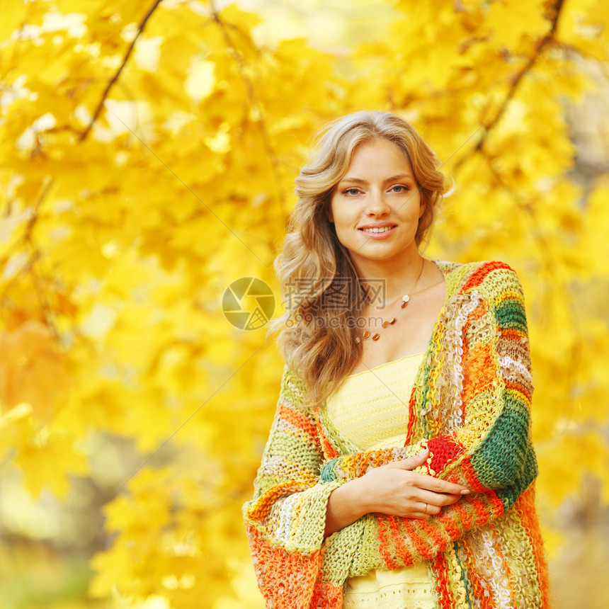 秋季妇女黄色喜悦微笑叶子金发女士闲暇快乐女性成人图片