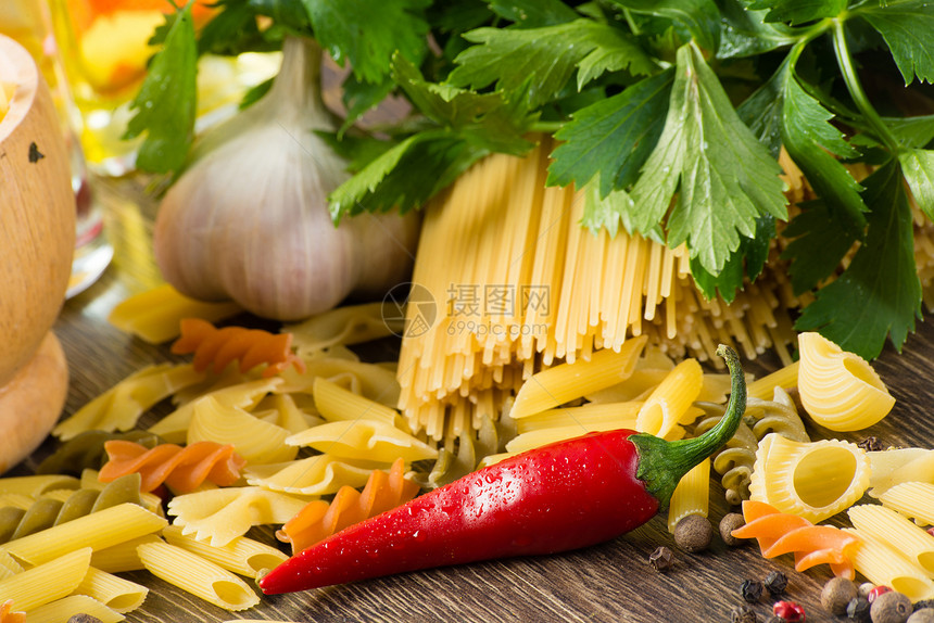 意大利意大利意面和蔬菜桌子草药饮食烹饪盘子面条辣椒香肠餐厅香料图片
