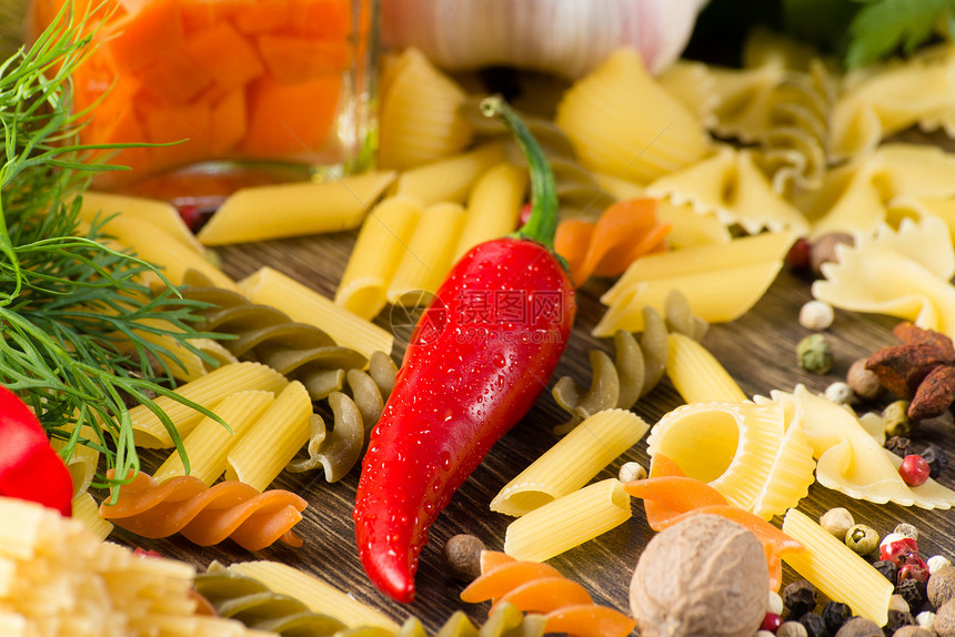 意大利意大利意面和蔬菜胸部香料桌子胡椒烹饪餐厅午餐沙拉辣椒香肠图片