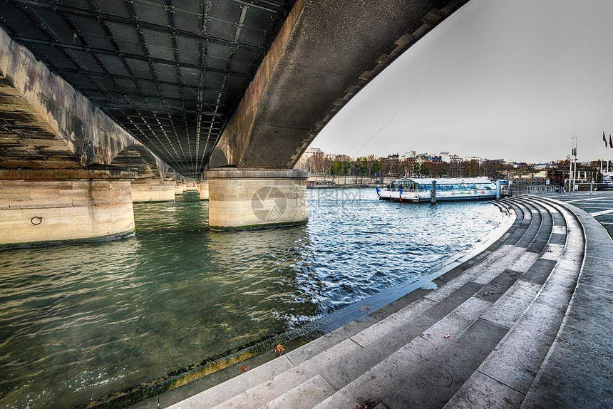 巴黎伊埃纳桥下 埃菲尔铁塔地区的塞纳河图片