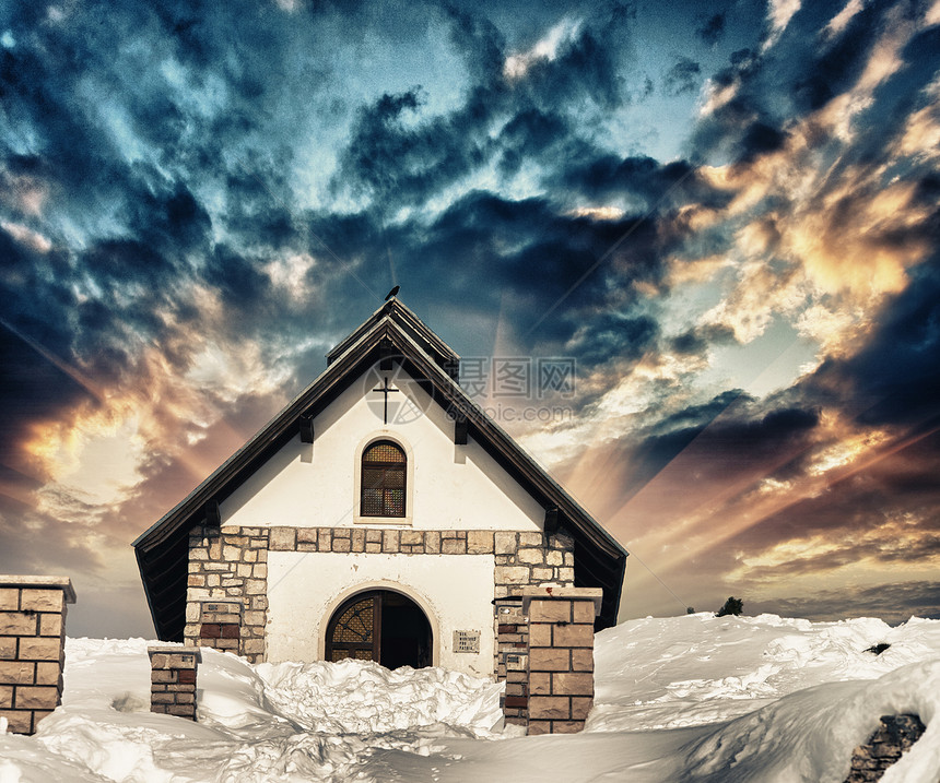 雪山峰小教堂 美丽的冬季日落 c/图片