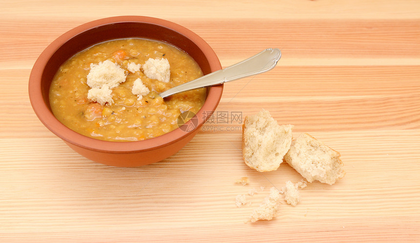 大扁豆汤和面包片图片