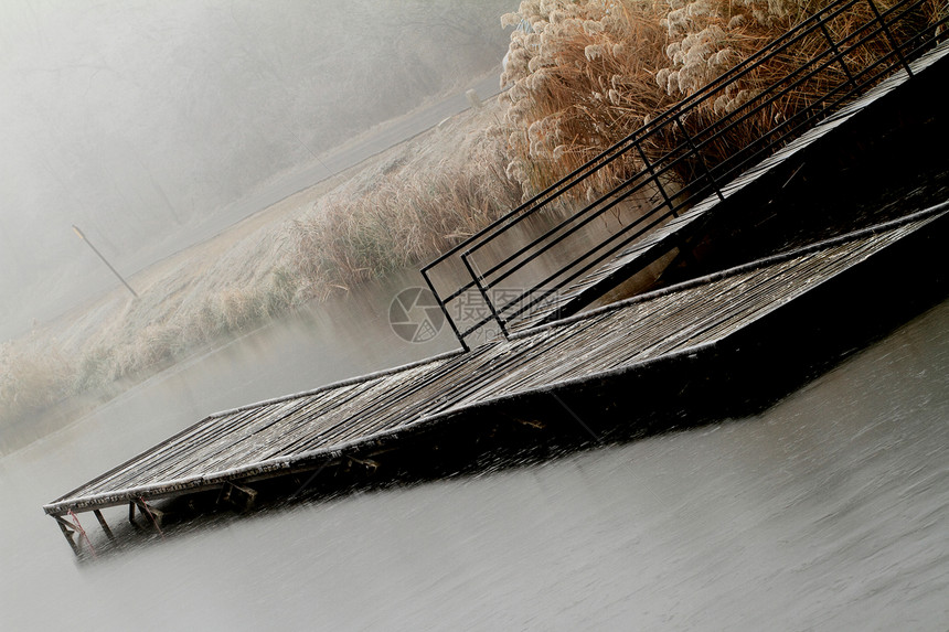 在湖边的木林码头季节白色支撑场景阴霾薄雾港口血管公园图片