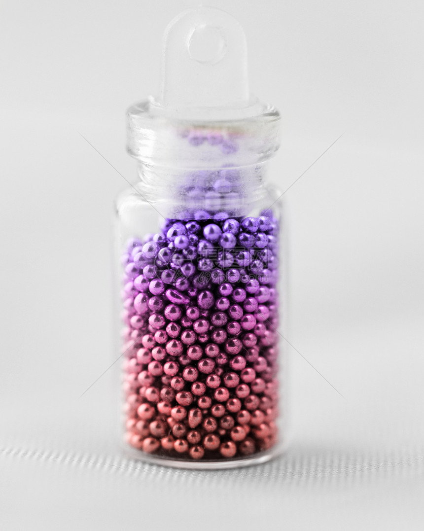 指甲珍珠火花抛光紫色化妆品白色宏观搪瓷微光光泽度反射图片
