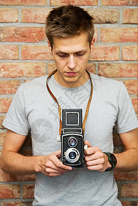 男人用旧相机青少年砖墙商业摄影幸福男性成人活力广告男生背景图片
