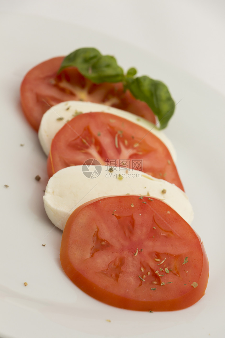 番茄和马扎里拉红色食物饮食绿色沙拉水果草本植物蔬菜营养健康饮食图片
