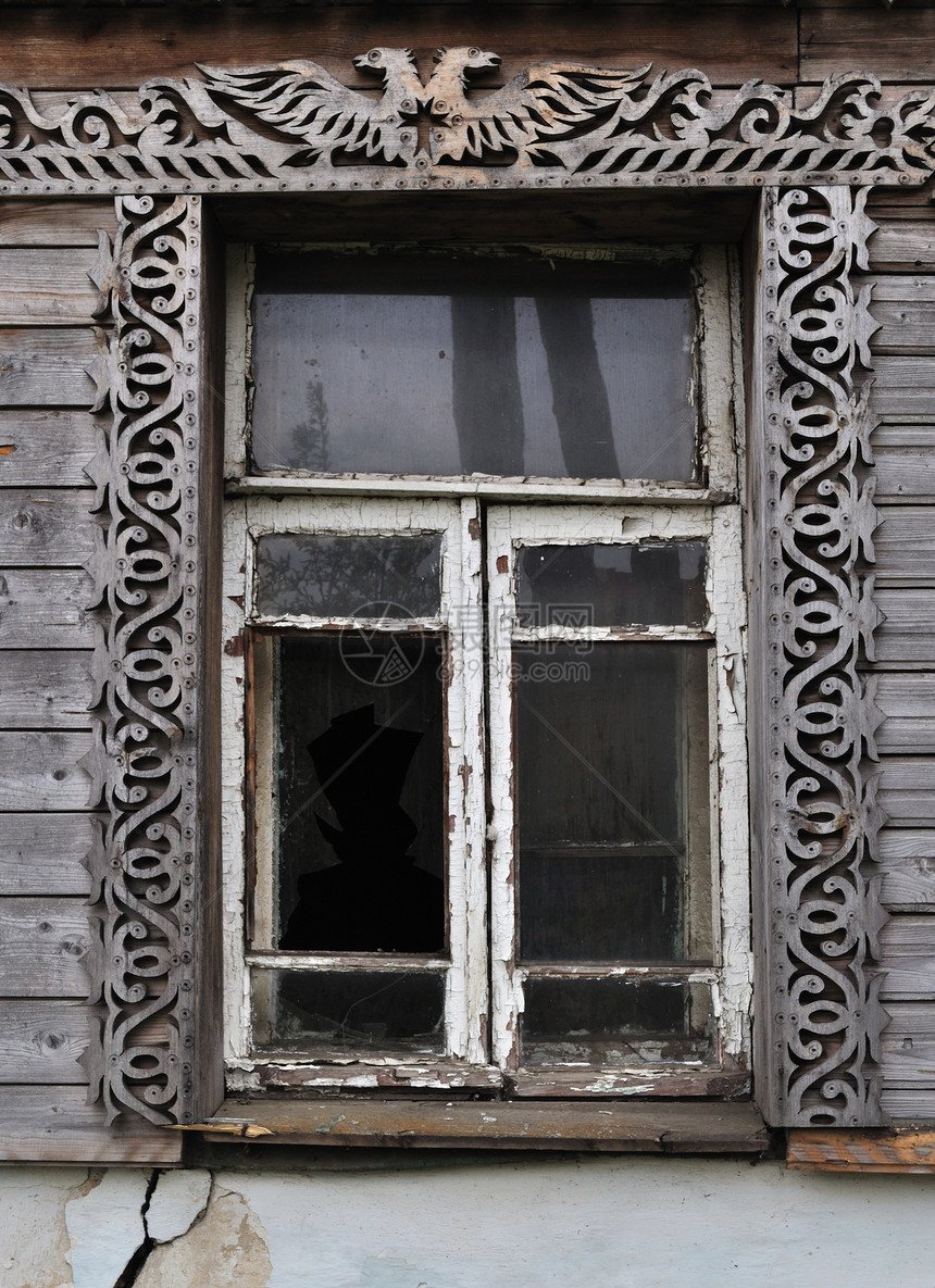 废弃木制房屋的窗户图片