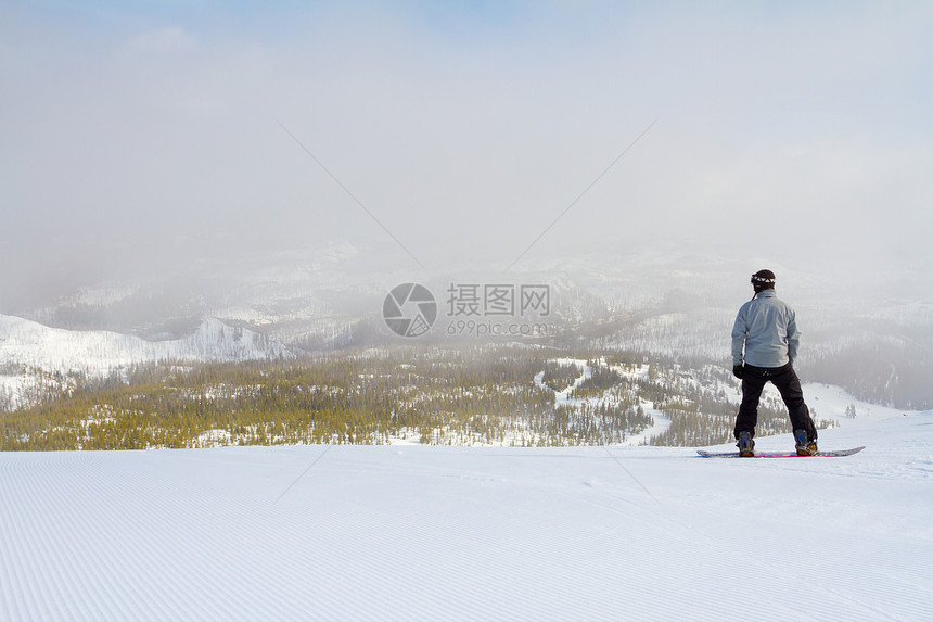 山区首脑会议上的滑雪运动员极限滑雪板旅行海拔白色男人单板运动滑雪者投递图片