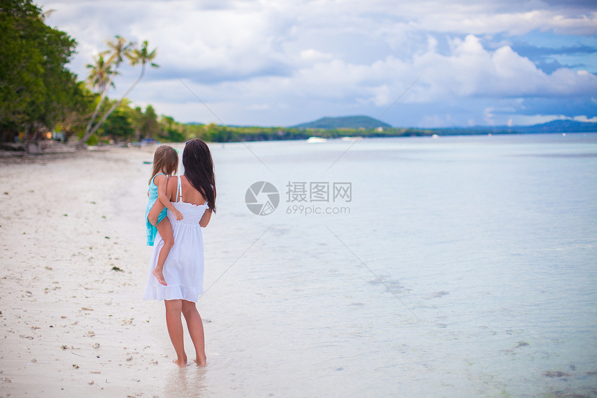 年轻母亲和女儿们享受海滩度假的年幼母亲和小女儿情调假期旅行热带海滨成人女性女孩海岸线海岸图片