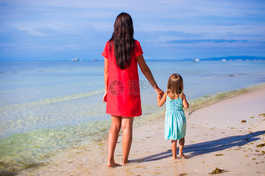母亲和小女儿的背视望着大海海岸线妈妈女孩孩子海滨海岸情调热带家庭幸福图片
