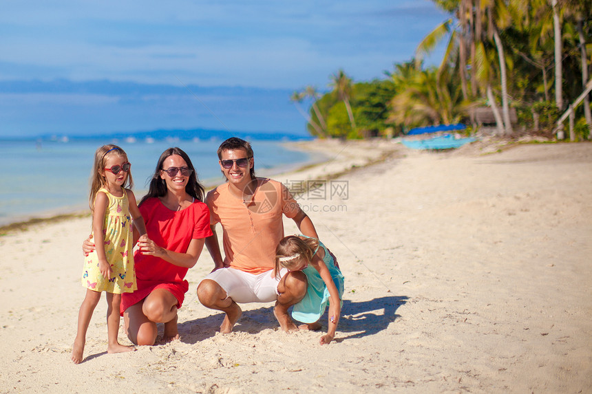 在菲律宾海滩上玩得开心点 来个四人家的美丽家庭海洋异国母亲女性海滨孩子们女士女孩男性婴儿图片