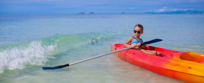 可爱的小可爱女孩 在清蓝的海面上划皮艇假期天空娱乐运动晴天孩子运输闲暇乐趣海洋图片