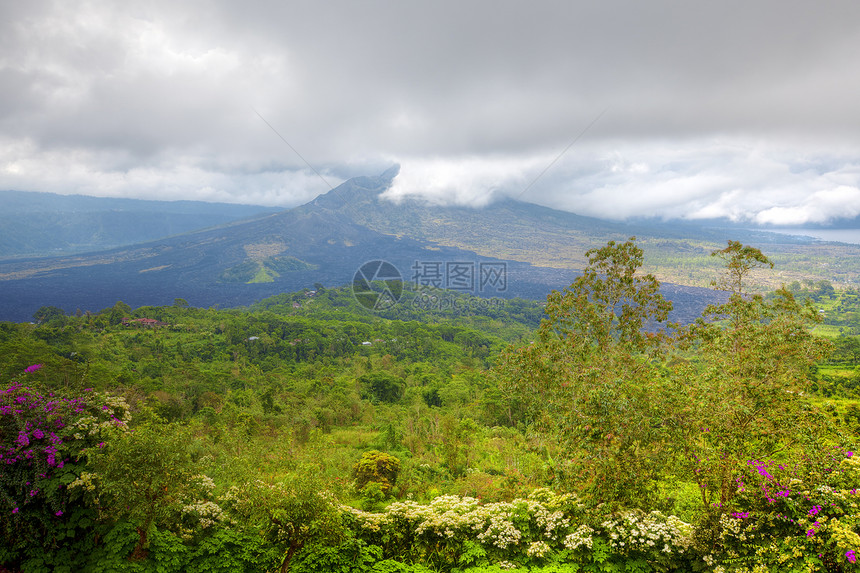 巴图尔山热带旅游场景森林乡村蓝色古农地标风景多云图片
