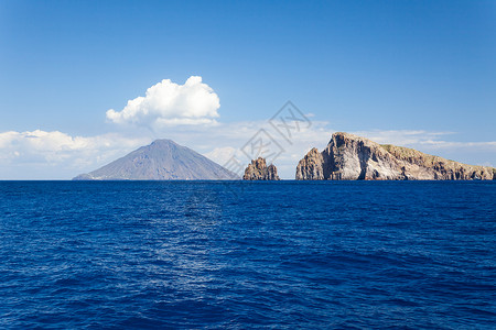 利帕里群岛火山风神悬崖场景教会村庄环境岩石石头假期背景